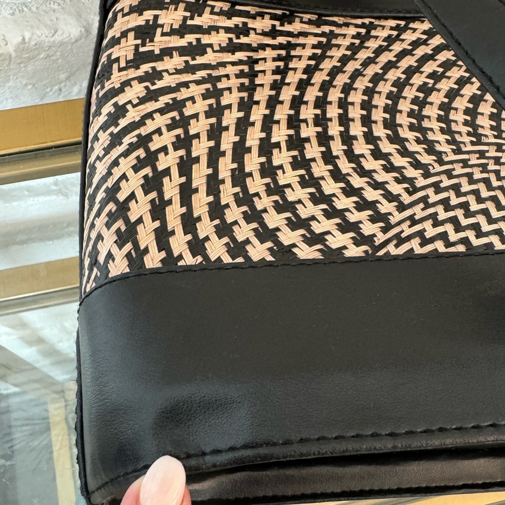 LeSac Black and Cream Woven Handbag with Zip Closure. May be vintage. - Picture 6 of 7